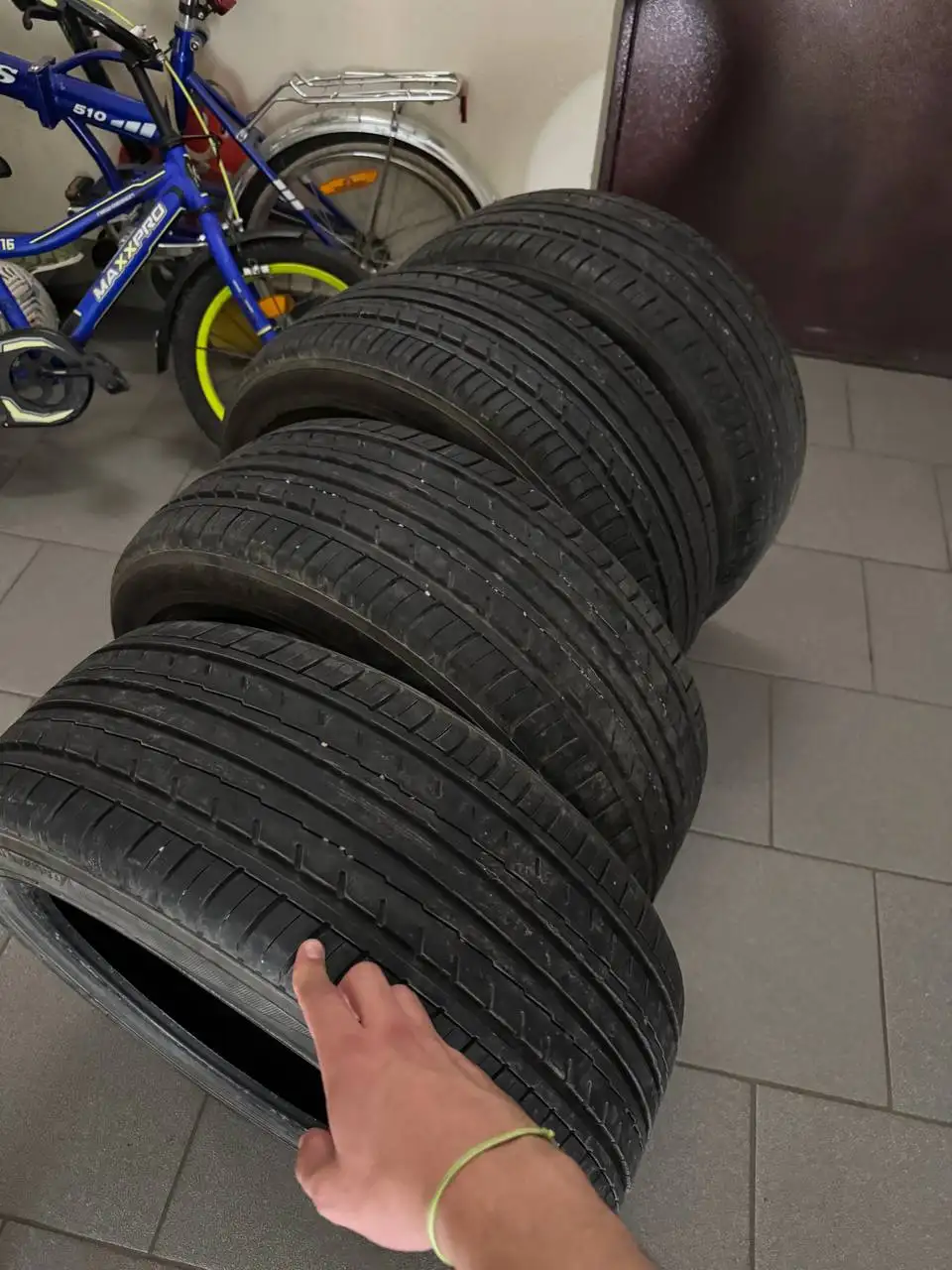 Продам зимнюю резину Yokohama BluEarth ES32 225/45 R17 - Шины (Авто) в Казань