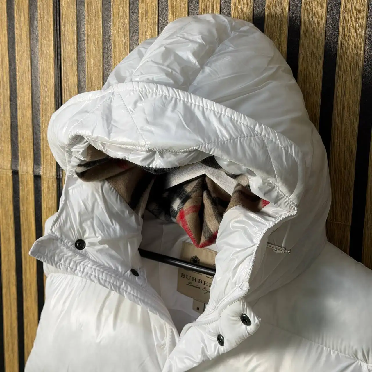 Продажа новой белой жилетки Burberry - Верхняя одежда (Одежда) в Казань
