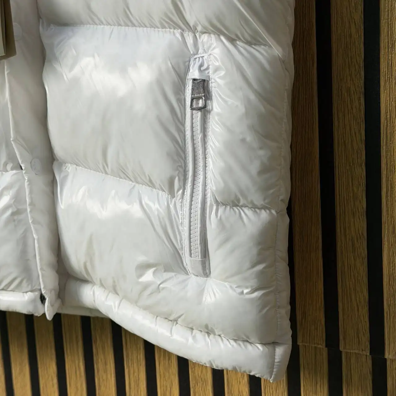 Продажа новой белой жилетки Burberry - Верхняя одежда (Одежда) в Казань