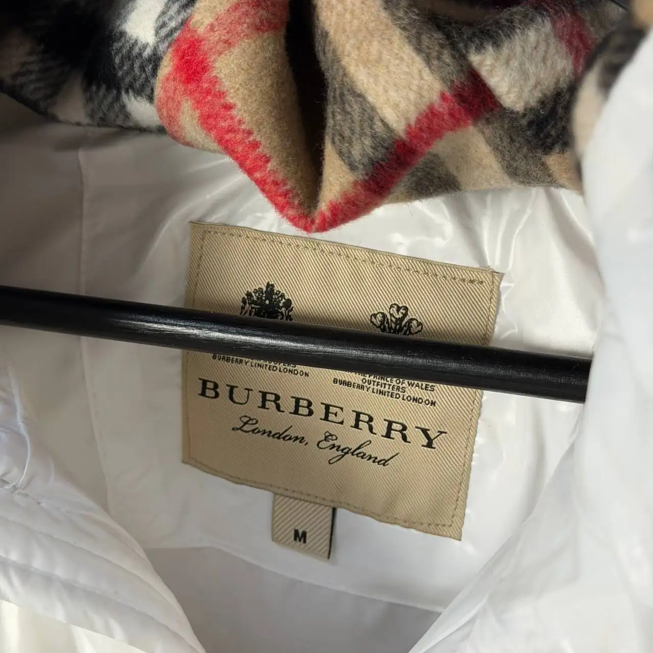 Продажа новой белой жилетки Burberry - Верхняя одежда (Одежда) в Казань