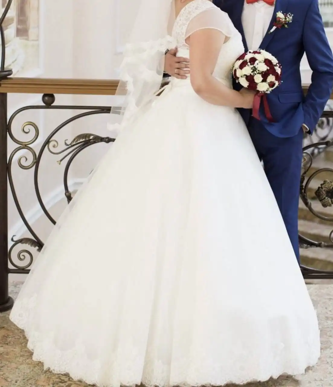 Свадебное платье с фатой и кольцами