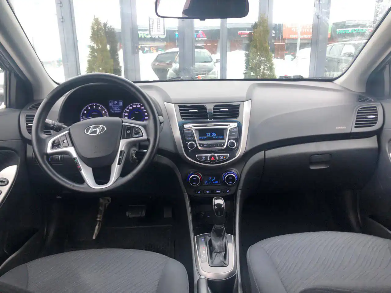 Продам HYUNDAI SOLARIS 2015 года, 102326 км, АКПП 1.6, комплектация Элеганс - Авто в Мелитополь