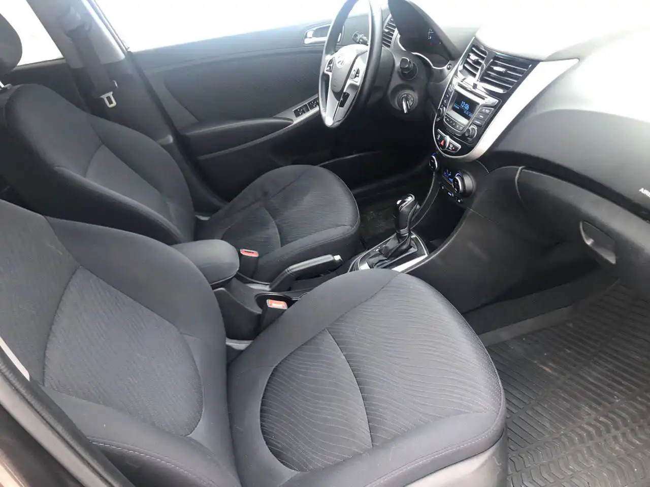 Хюндай Солярис 2015 года, пробег 102326 км, двигатель 1.6, АКПП - Легковые автомобили (Авто) в Мелитополь