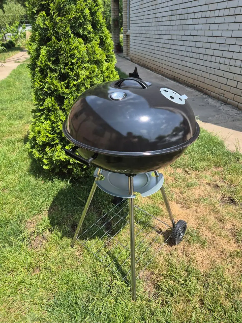 Угольный гриль барбекю с термометром и крышкой на колесах - Для дома и дачи в Луганск