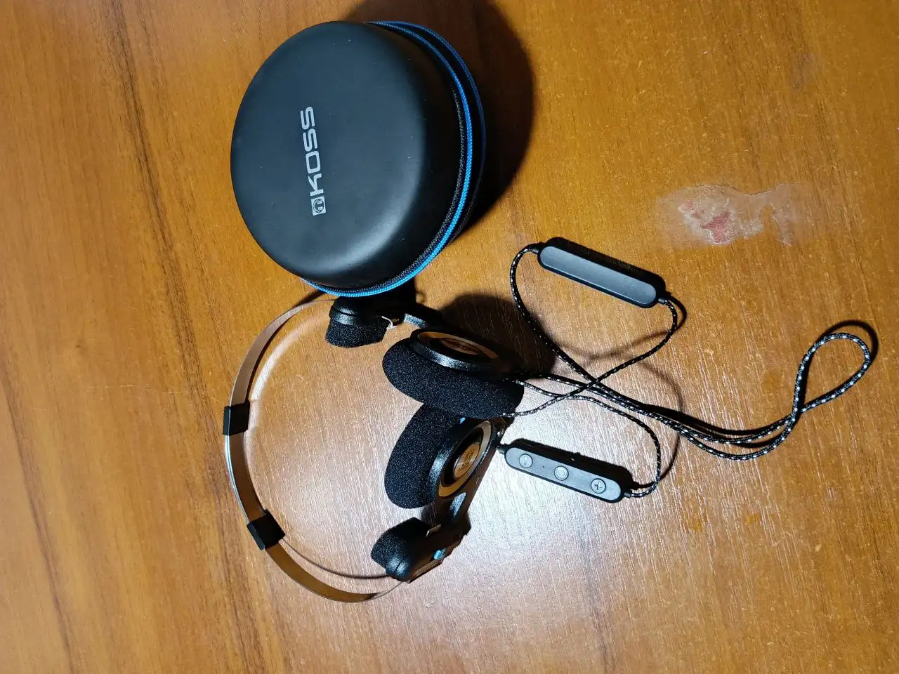 Беспроводное зарядное устройство 3в1 для iPhone и Косовские наушники - Электроника в Макеевка