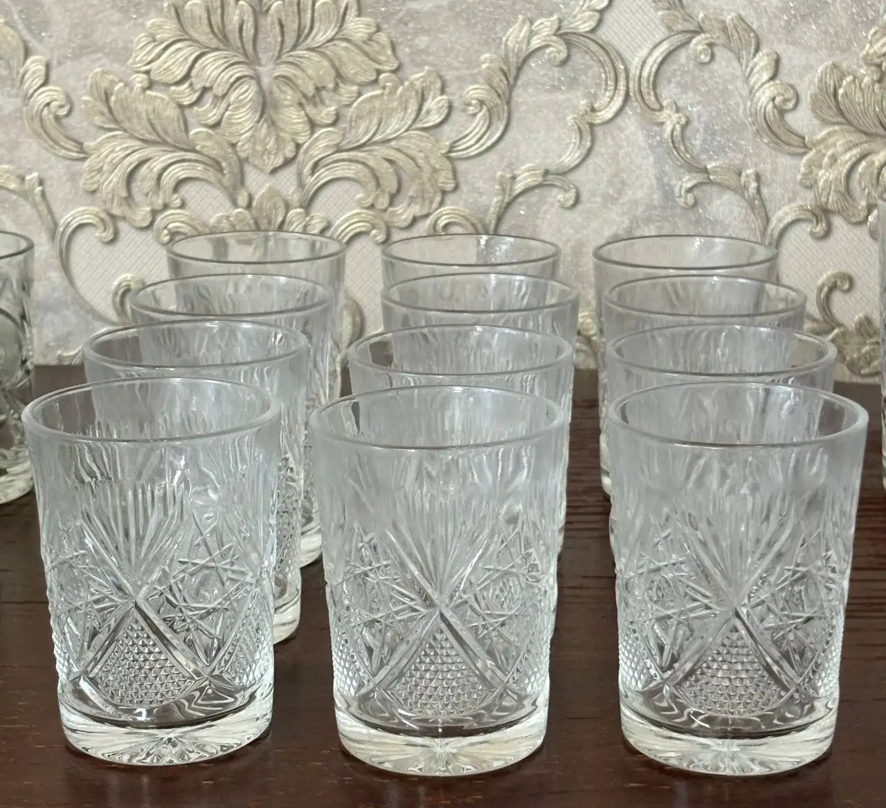 Продажа стола, стульев и посуды - Барахолка в Горловка