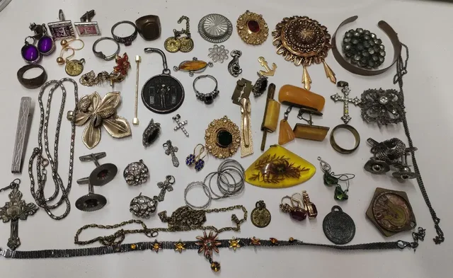 Продам бижутерию и серебряные броши - частное объявление в Волноваха