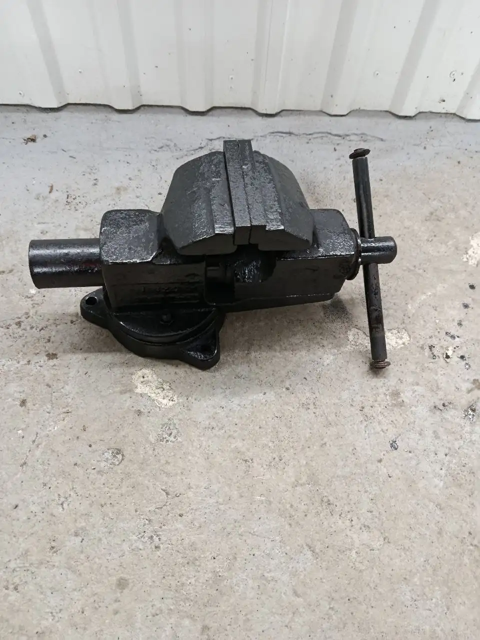 Продам слесарные тиски СССР - Инструменты (Барахолка) в Енакиево