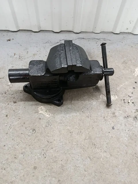 Продам слесарные тиски СССР - Инструменты в Енакиево