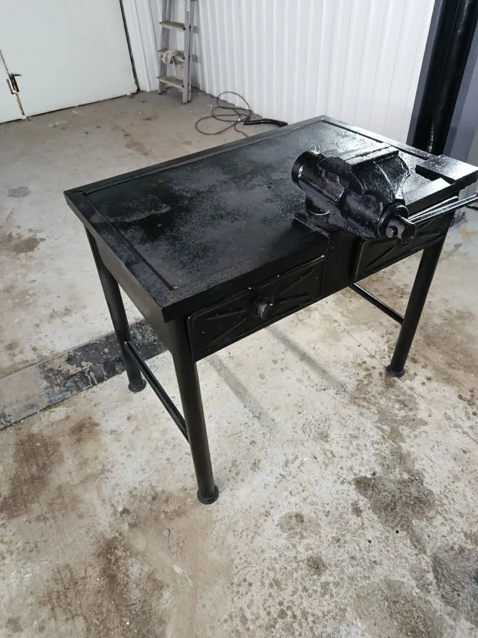 Металлический верстак с тисками и наковальней - Барахолка в Енакиево