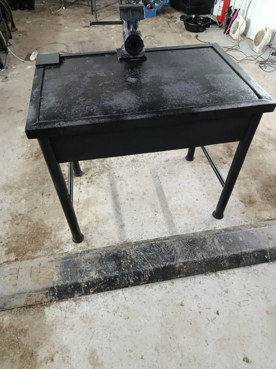 Металлический верстак с тисками и наковальней - Барахолка в Енакиево