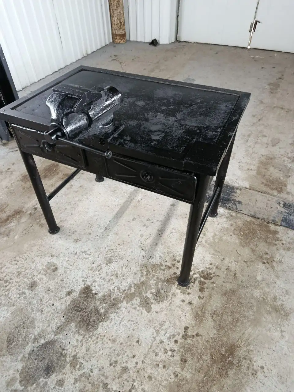 Металлический верстак с тисками и наковальней - Барахолка в Енакиево