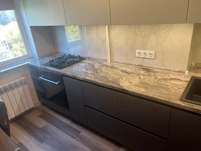 Сдам 2-х комнатную квартиру на длительный срок в Калининском районе - Гараж в Донецк