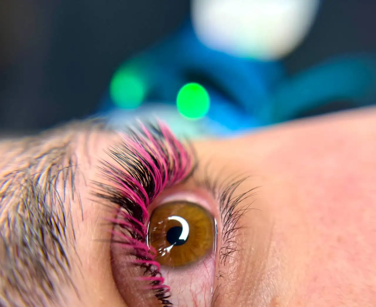 Услуги по наращиванию и ламинированию ресниц, оформлению бровей - Красота (Услуги) в Волноваха