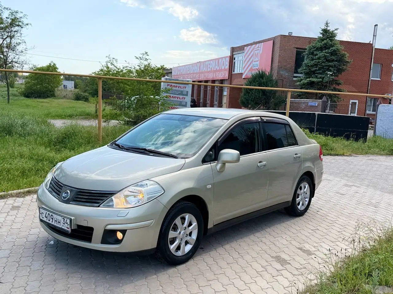 Nissan Tiida 2009 - Авто в Мариуполь