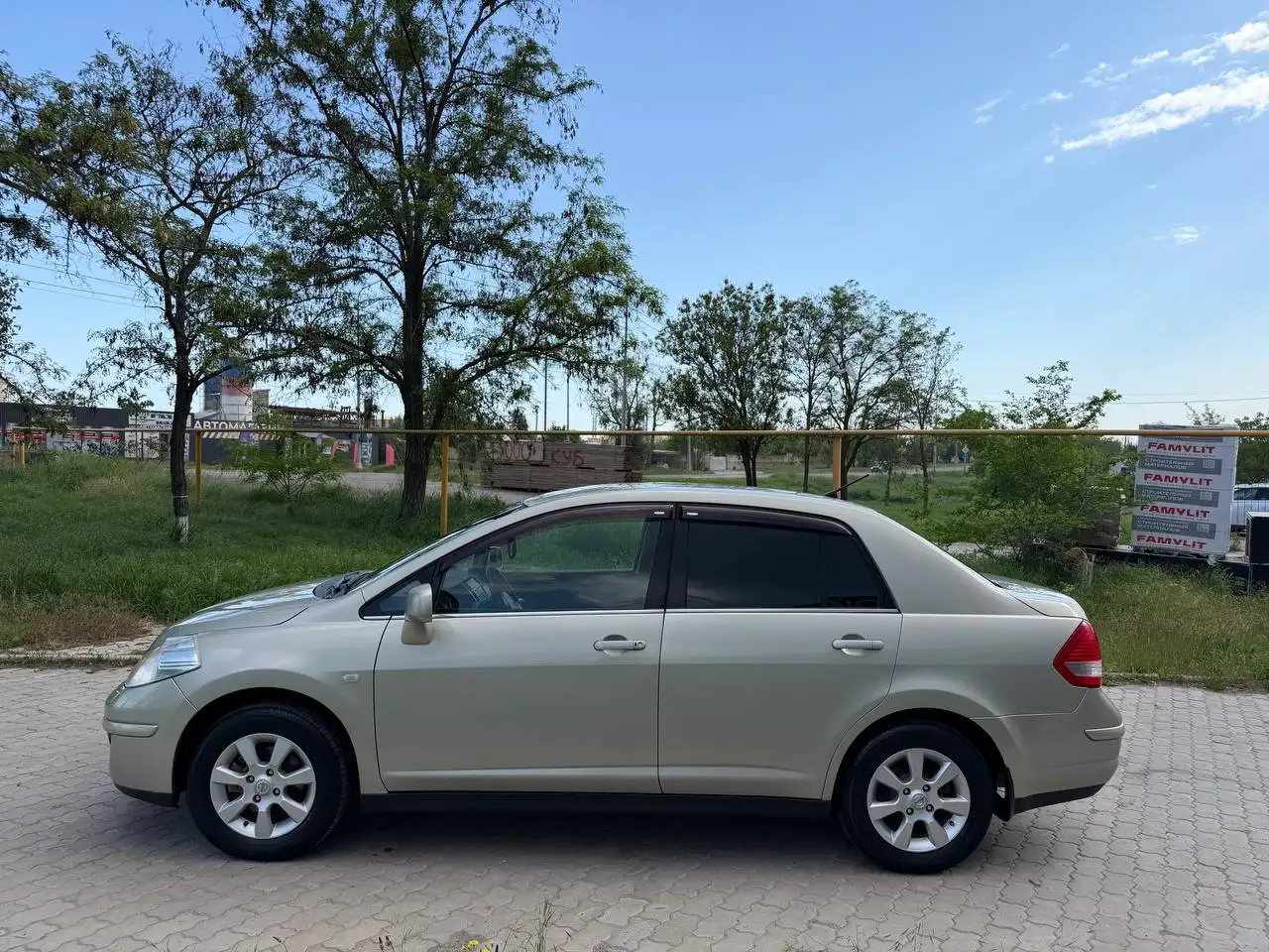Nissan Tiida 2009 - Авто в Мариуполь