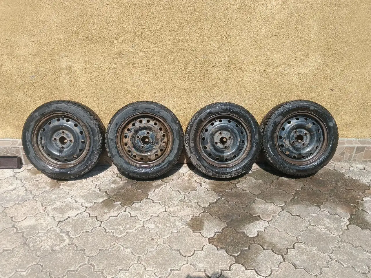 Зимняя резина R15 4/114.3 - Шины, диски (Авто) в Волноваха