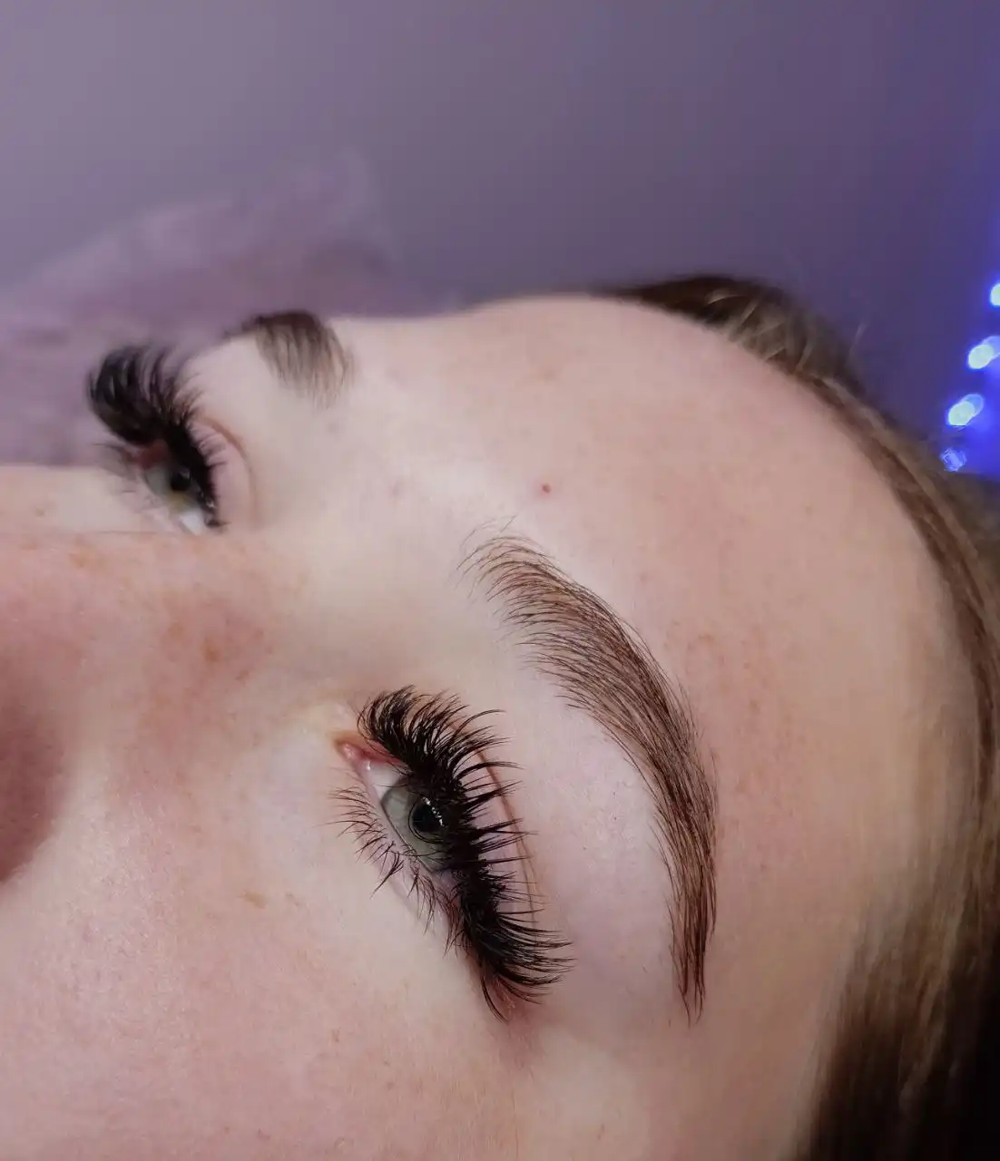 Наращивание ресниц и оформление бровей в Волновахе