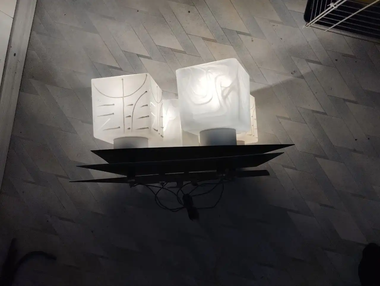 Люстра на четыре лампы 30x30 см