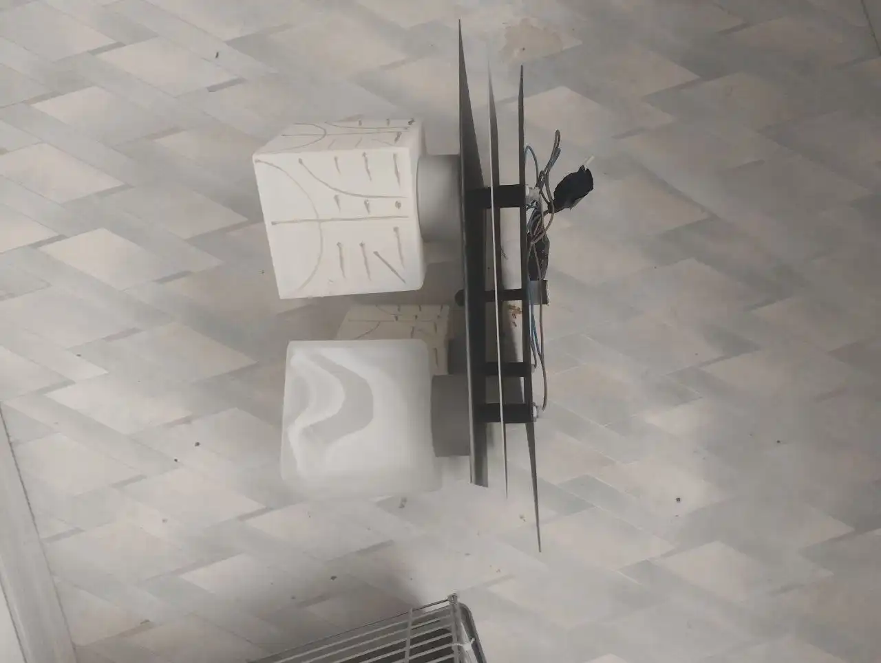 Люстра на четыре лампы 30x30 см