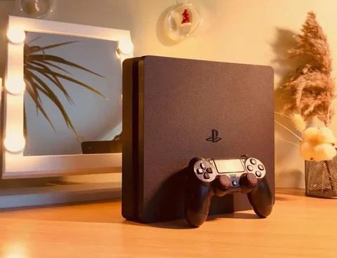 PlayStation 4 Slim 1 ТБ в отличном состоянии с играми - Комплектующие в Самара