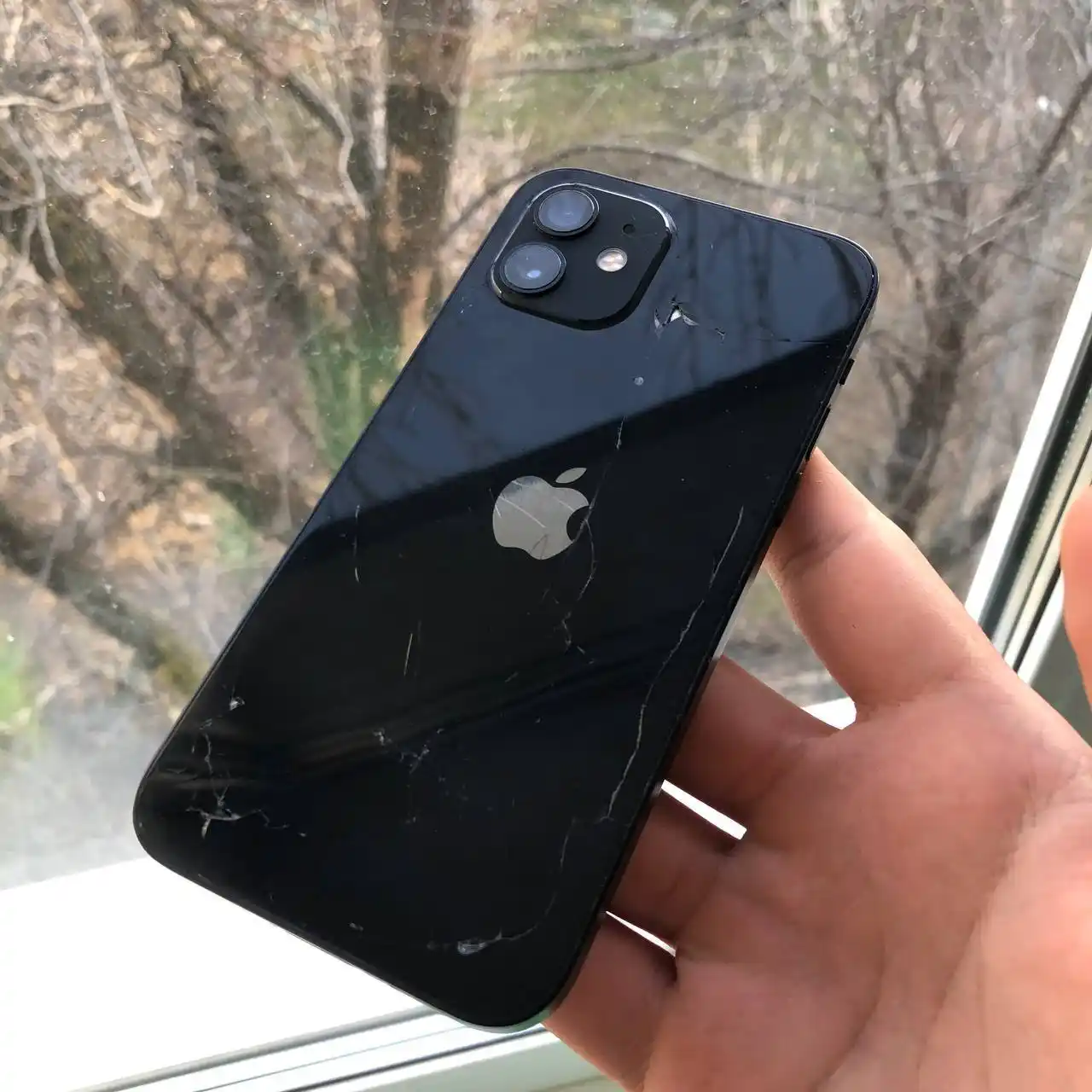 Продажа iPhone 12 и iPhone 8 Plus