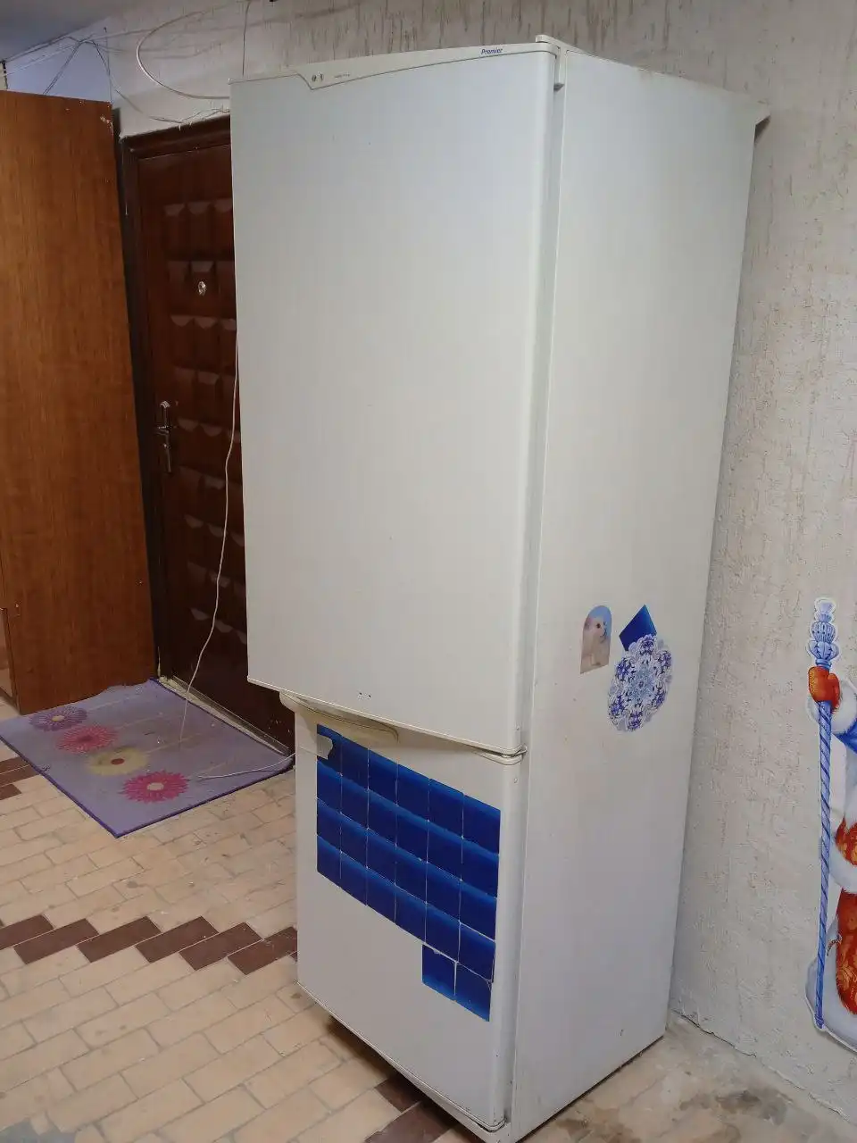 Стиральная машина и холодильник в рабочем состоянии