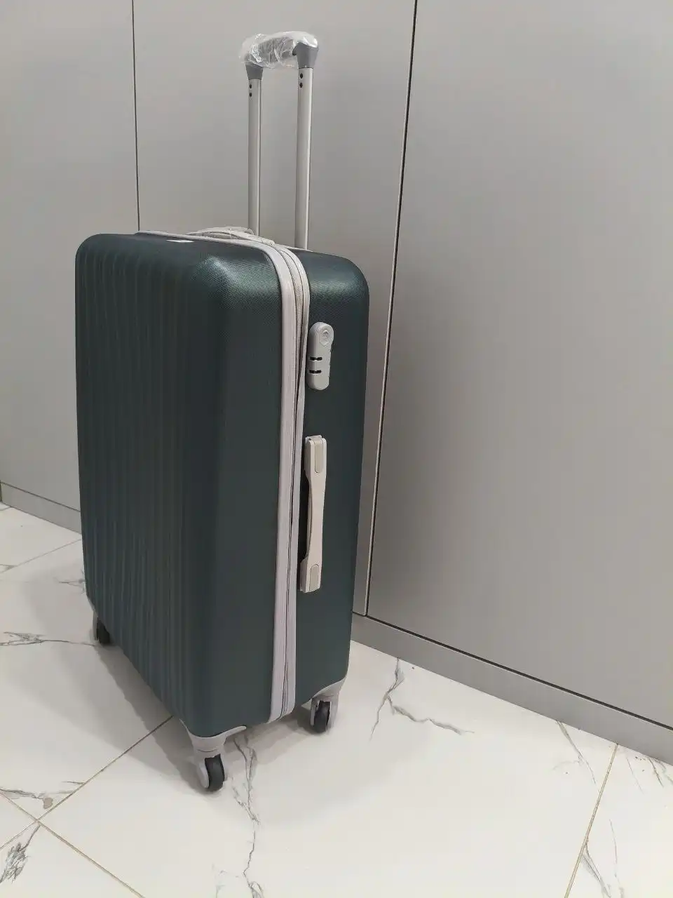 Продам новый большой чемодан размер L