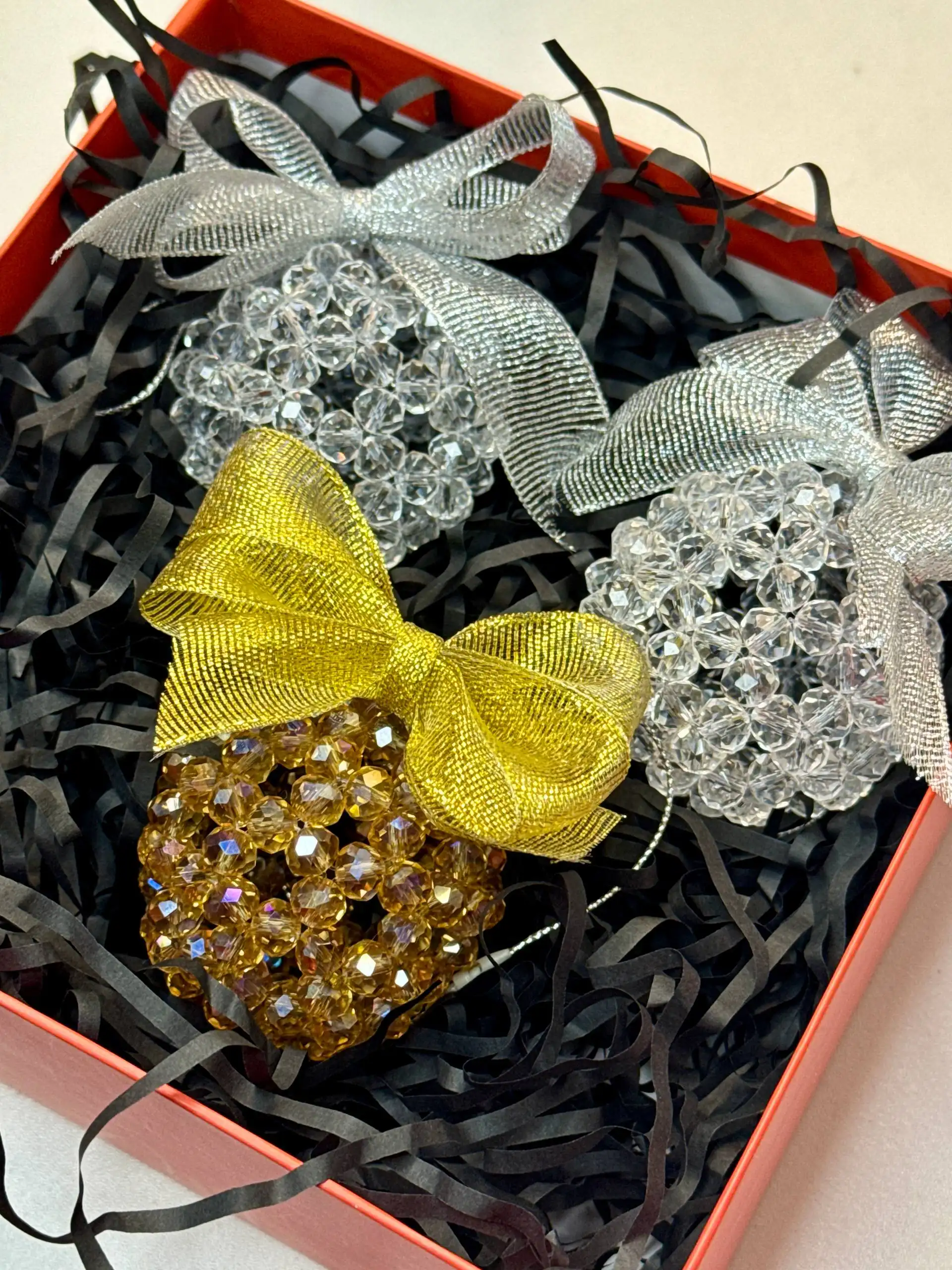 Новогоднее украшение лошадки и шары