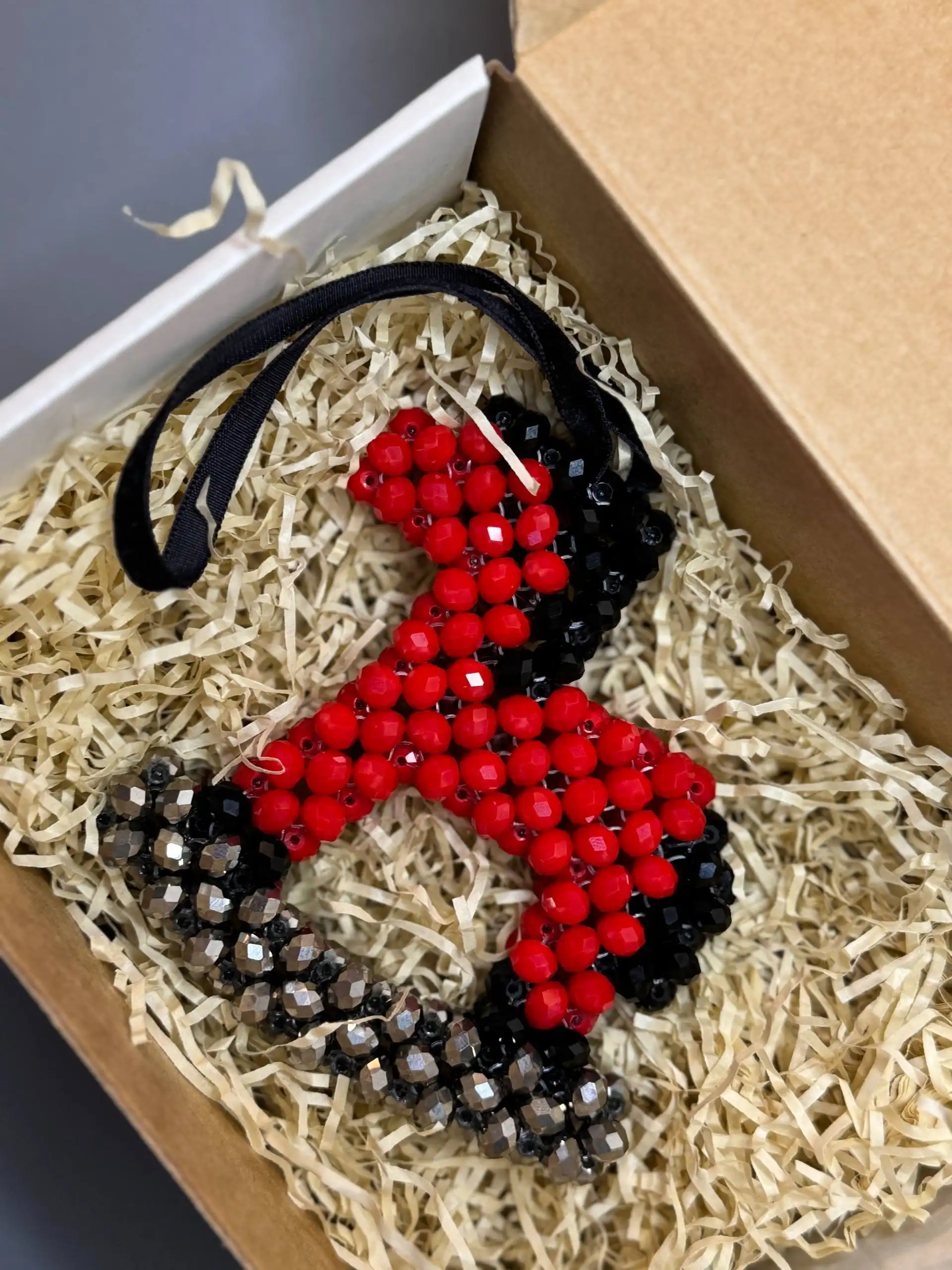 Новогоднее украшение лошадки и шары