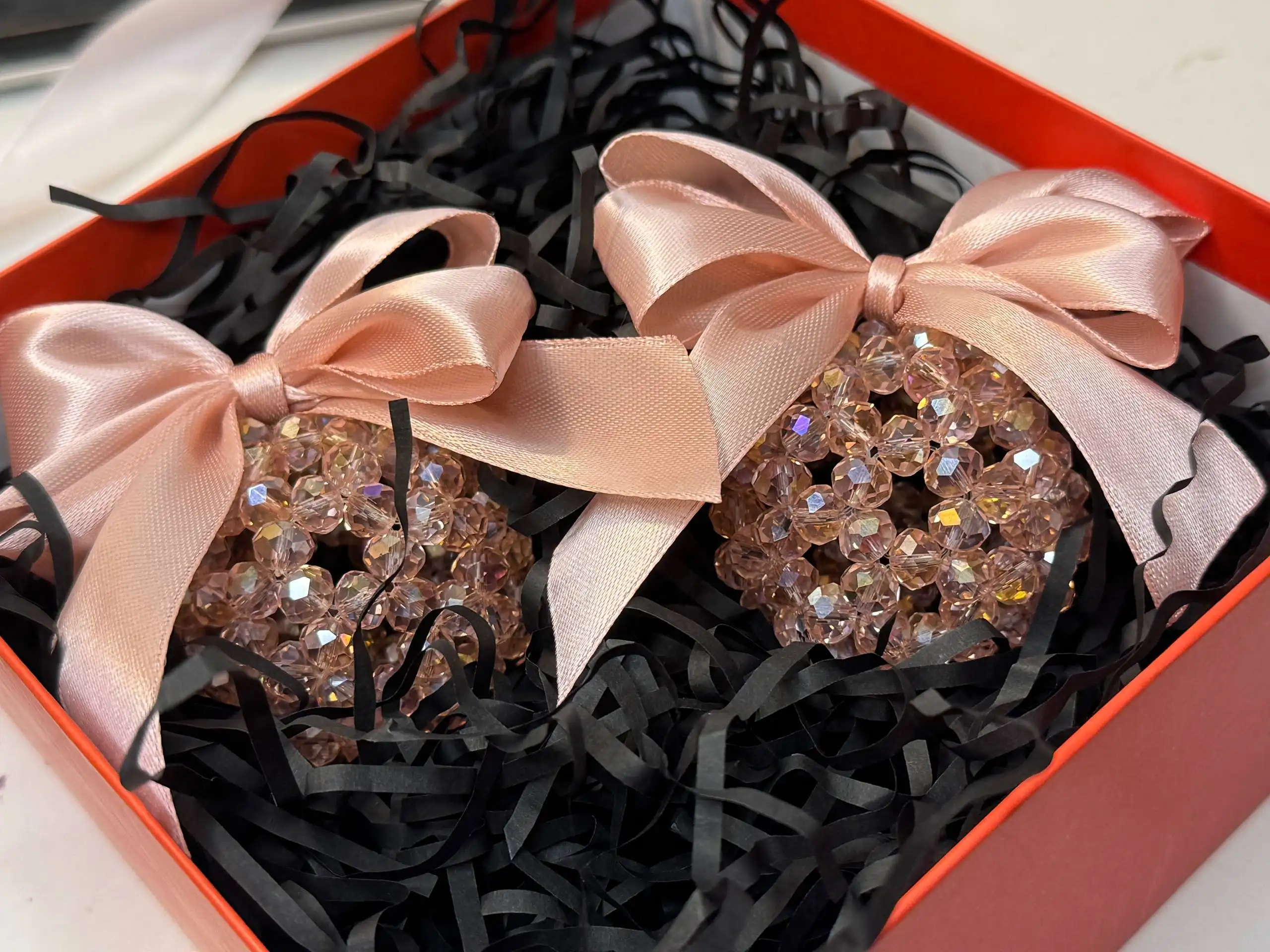 Новогоднее украшение лошадки и шары