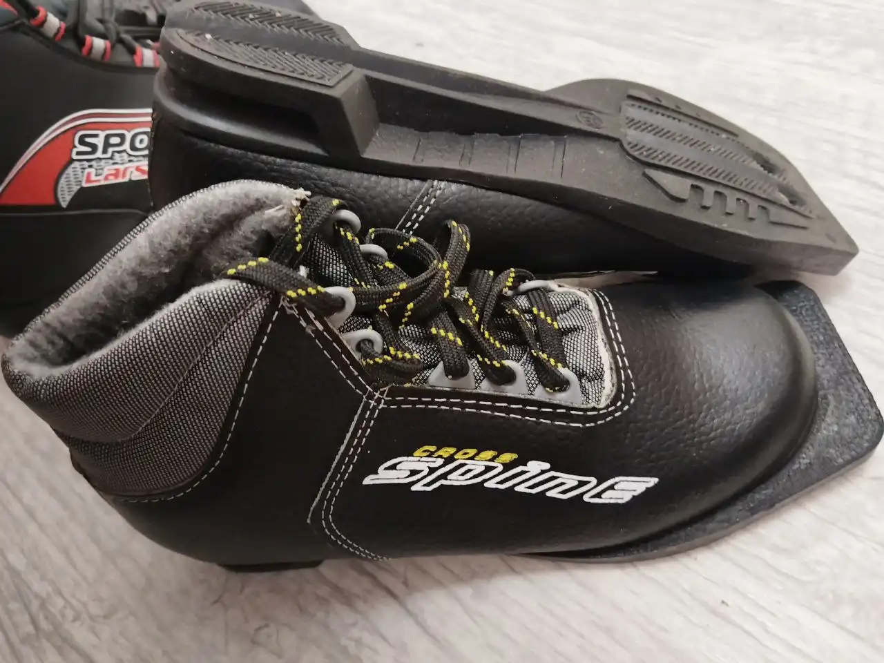 Продам лыжные ботинки 41 и 36 размера