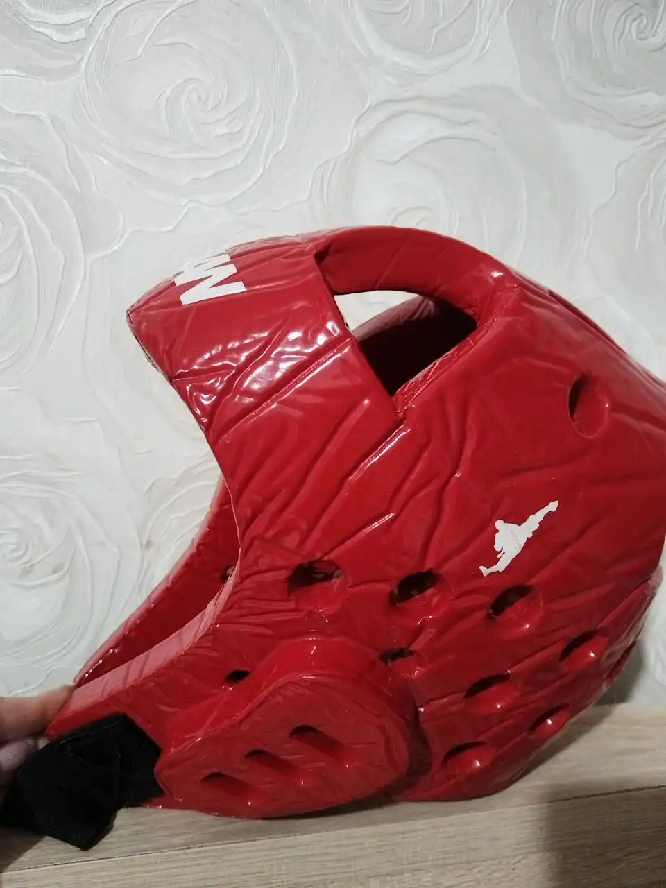 Продам шлем и экипировку для тхэквондо