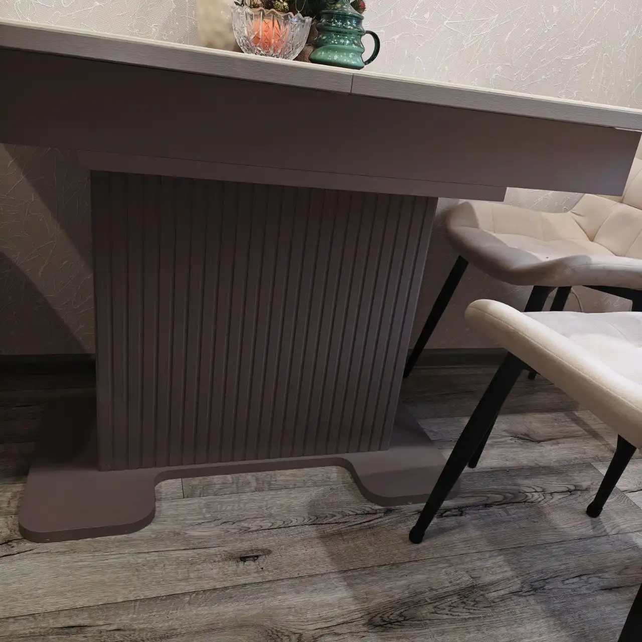 Раздвижной кухонный стол бежевого цвета