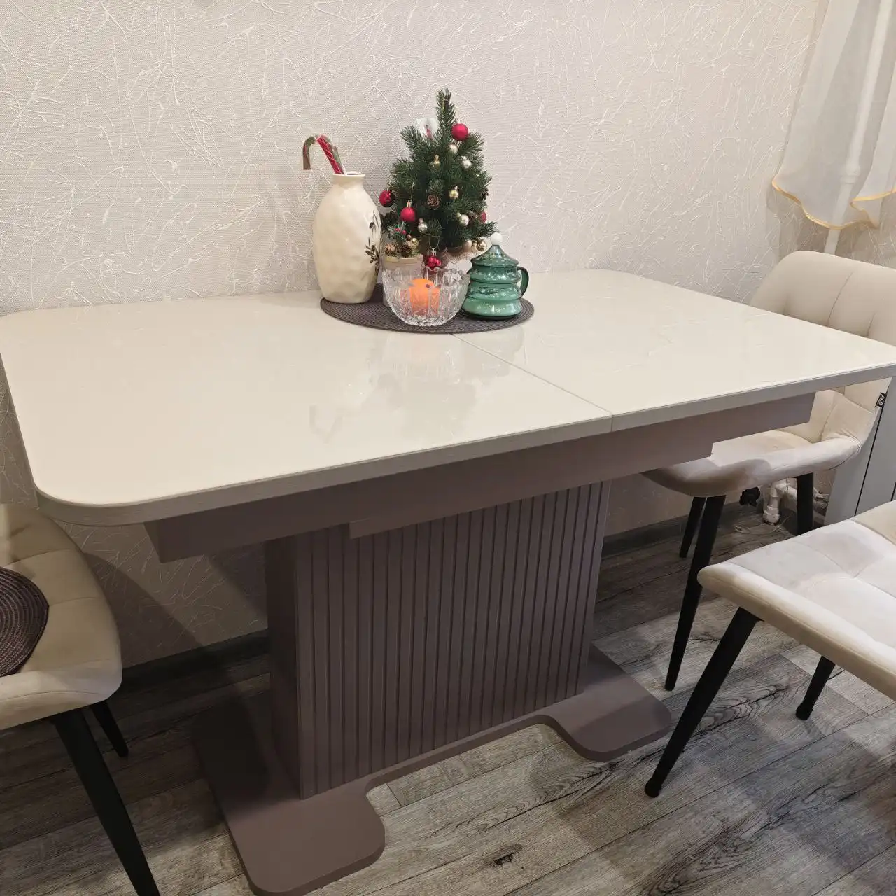 Раздвижной кухонный стол бежевого цвета