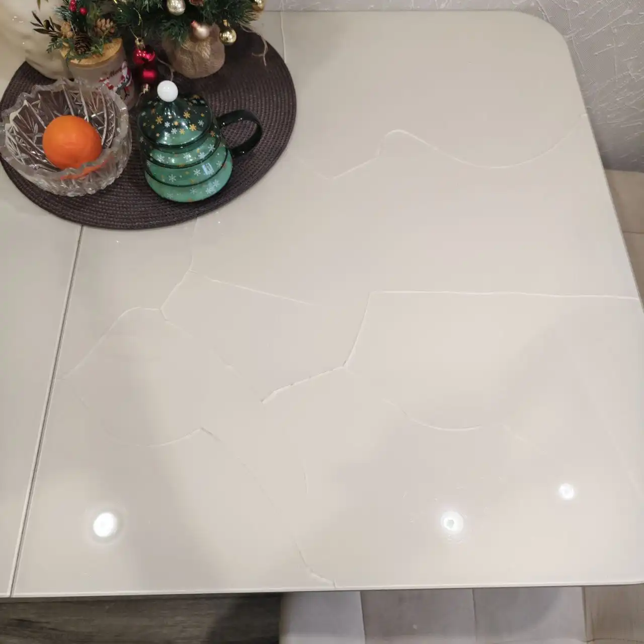 Раздвижной кухонный стол бежевого цвета