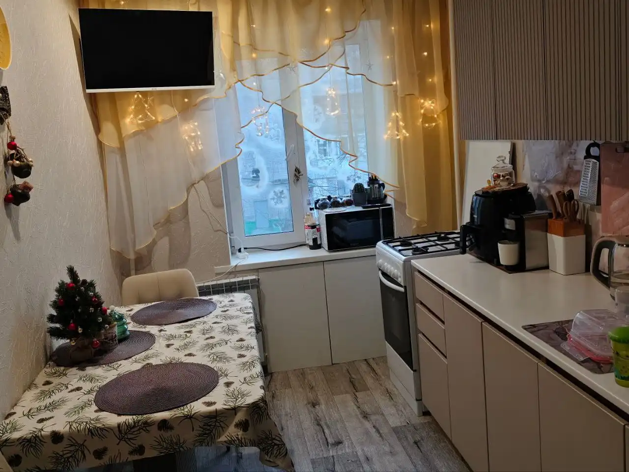 Раздвижной кухонный стол бежевого цвета