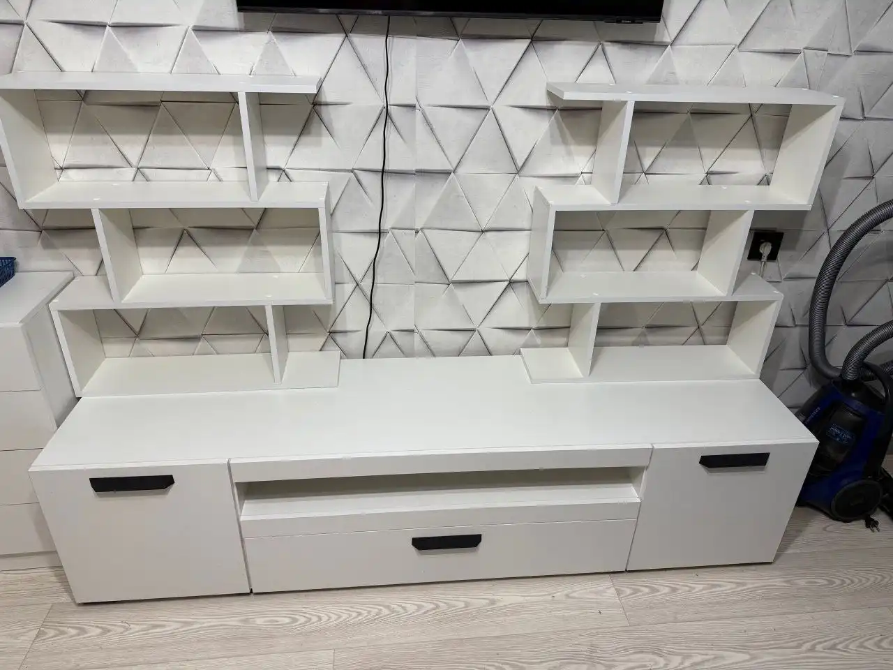 Продам тумбу под телевизор и полки - Мебель (Для дома и дачи) в Новосемейкино