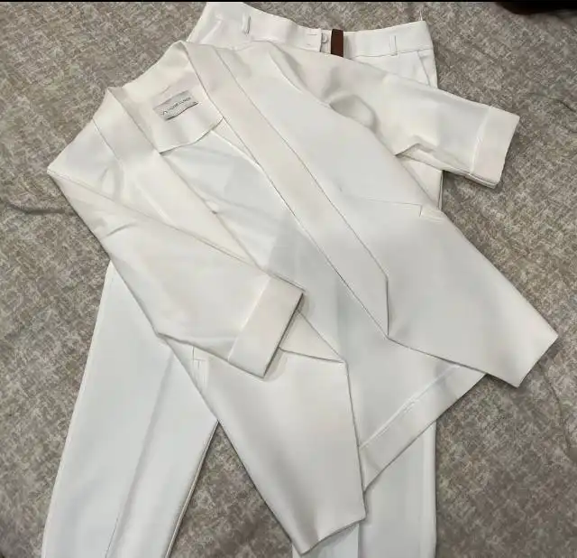 Чёрное платье 48 размера и белый костюм 46 размера - Женская одежда (Одежда) в Самара