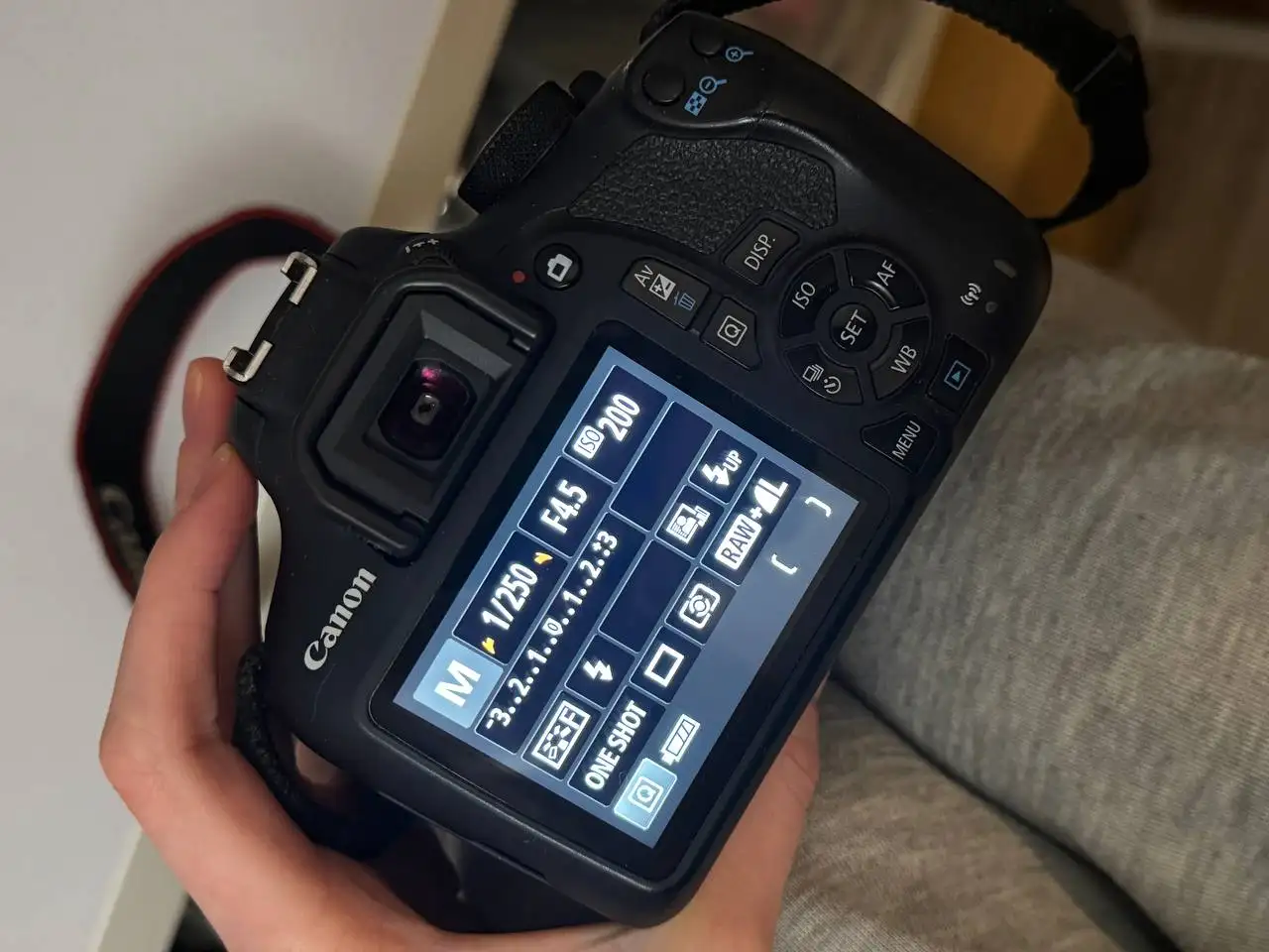Продажа фотоаппарата Canon 1300d в отличном состоянии - Фототехника (Электроника) в Самара