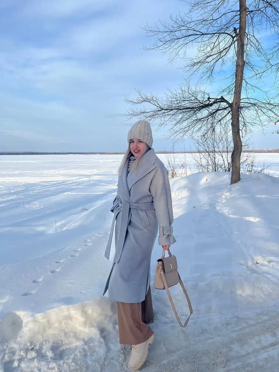 Женское пальто серо-голубого цвета - Верхняя одежда (Одежда) в Самара