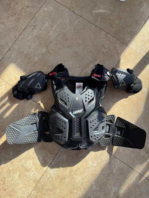 Продажа мотоэкипировки: панцирь Leatt 6.5 Pro, шлем, штаны Fox 360, боты - Онлайн-игры в Самара