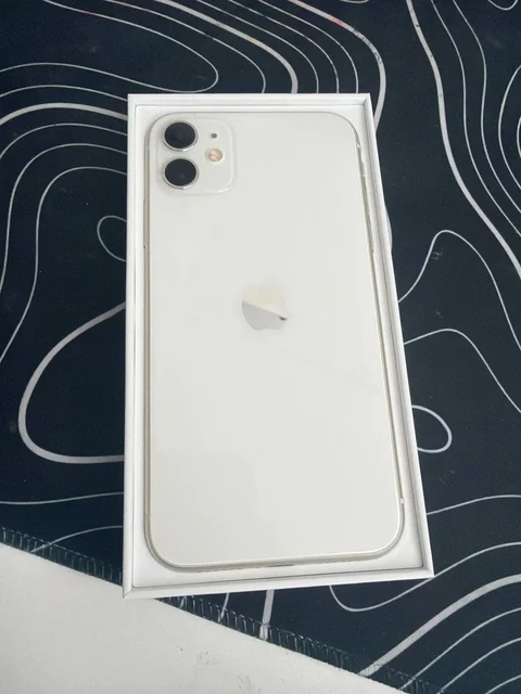 iPhone 11 128 ГБ с царапинами на экране - Радио и измерительная техника в Самара