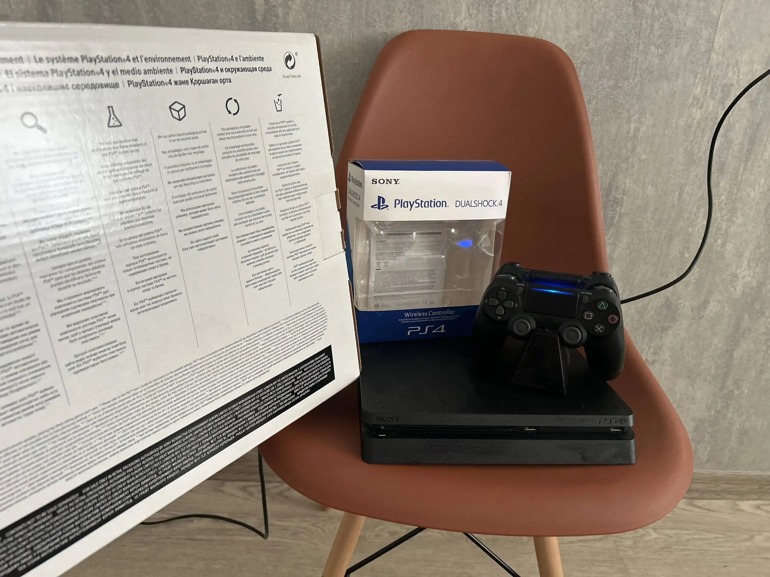 Продам PlayStation 4 Slim 1 ТБ с двумя геймпадами - Игровые приставки (Электроника) в Самара