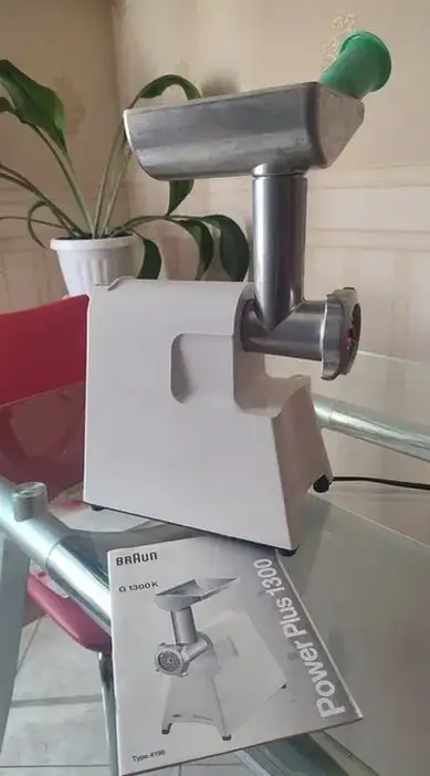 Мясорубка с поврежденными креплениями - Кухонная техника (Барахолка) в Самара