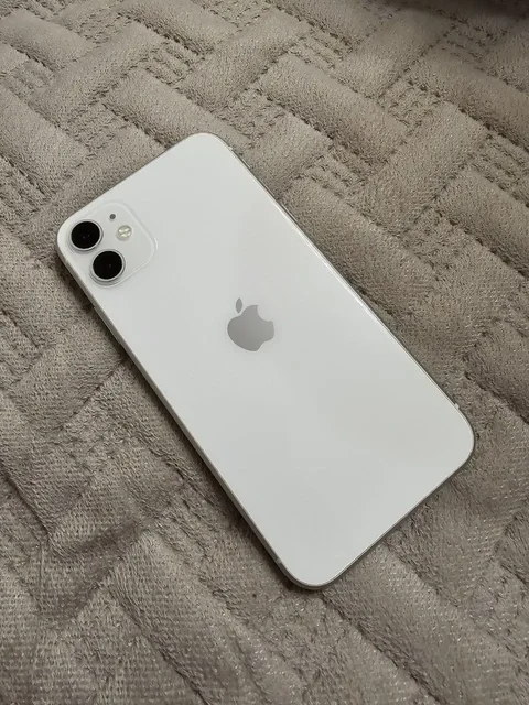 iPhone 11 128 ГБ с царапинами на дисплее - Игровые приставки и аксессуары в Самара