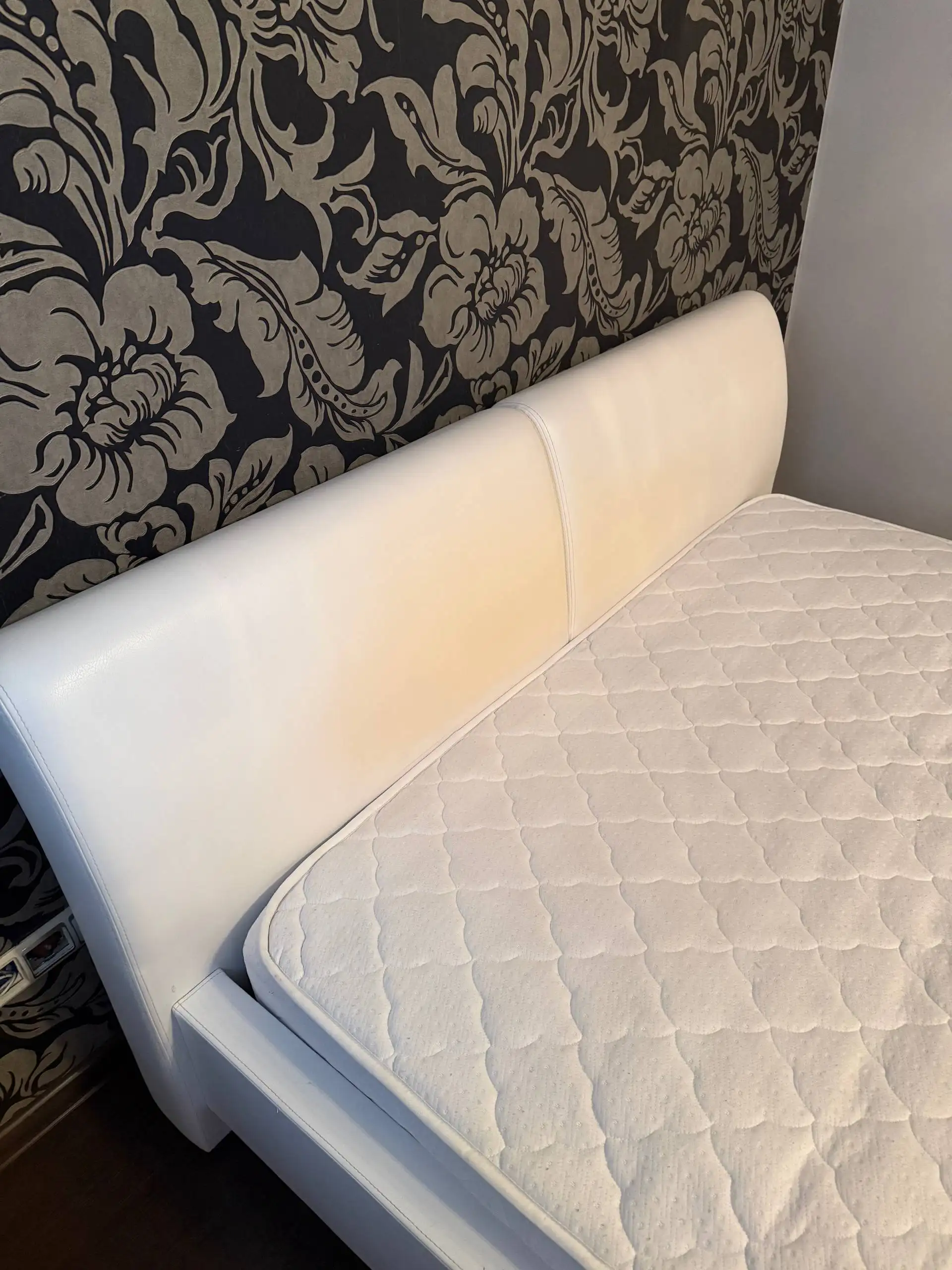 Продажа полного комплекта мебели: кровать с матрасом, шкаф, комод, зеркало - Мебель (Барахолка) в Самара