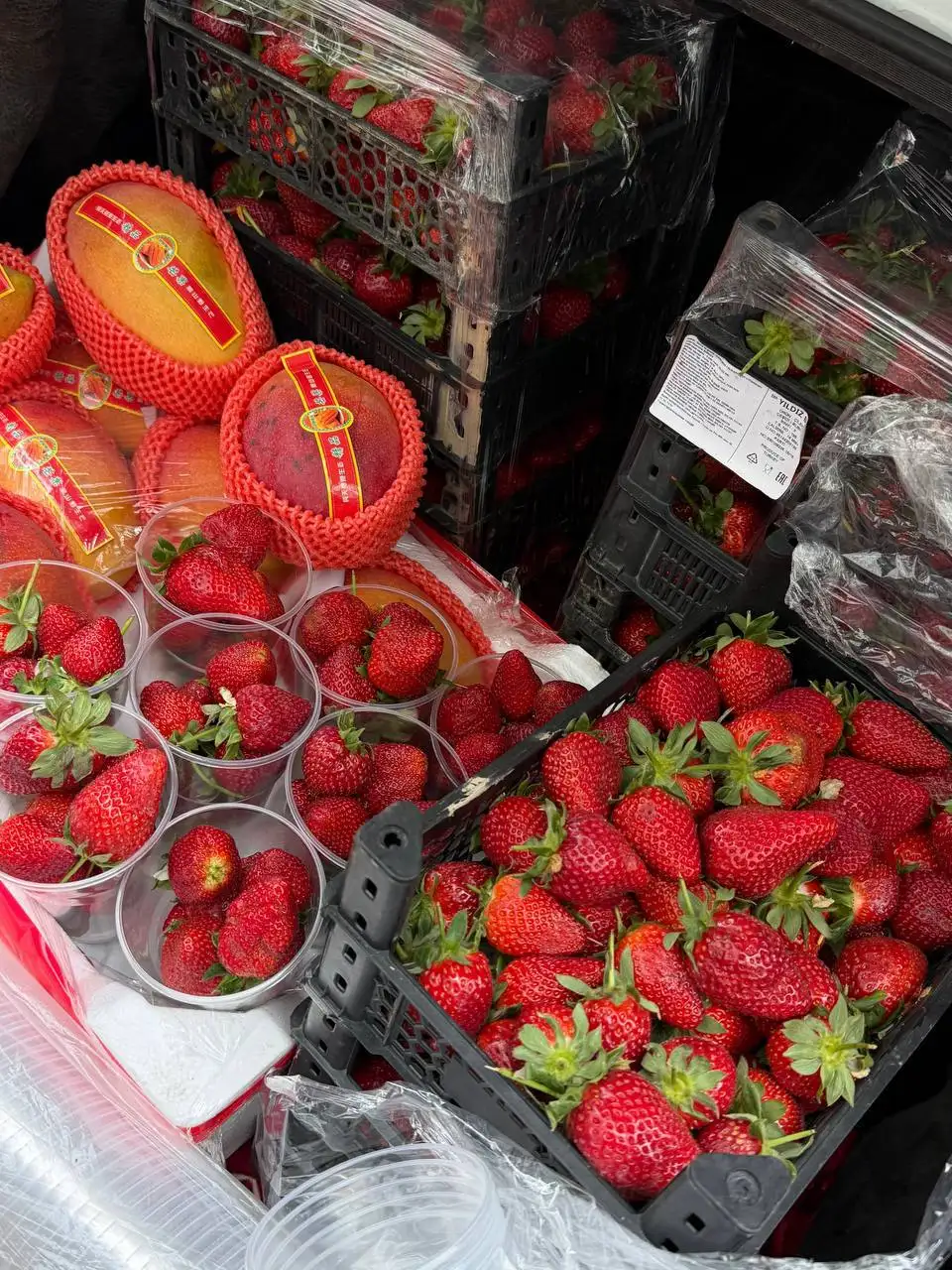 Свежая клубника и спелые манго - Фрукты и ягоды (Продукты) в Самара