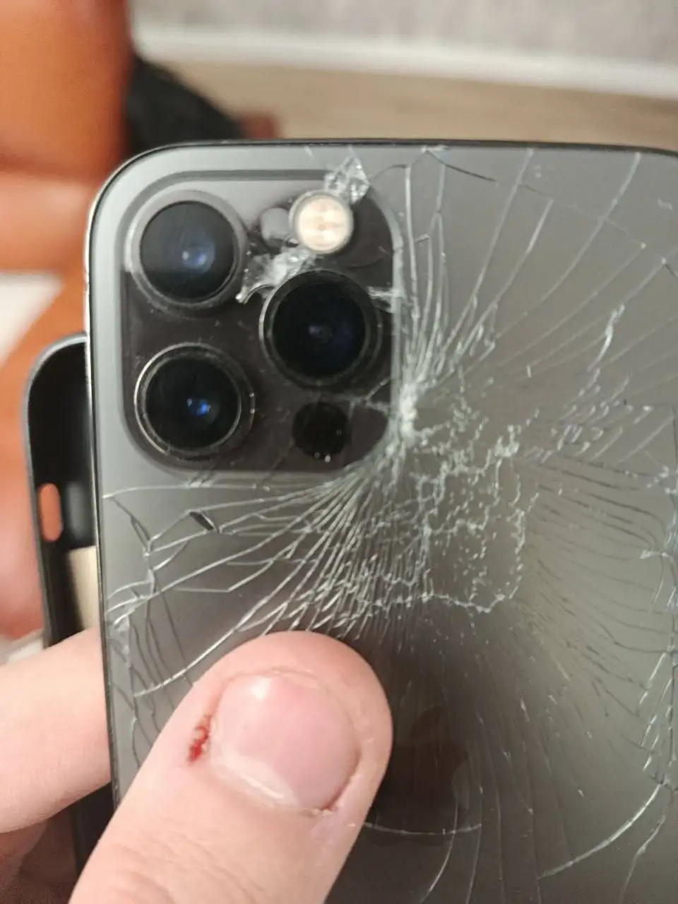 Продам iPhone 12 Pro 256 ГБ с поврежденной крышкой - Смартфоны и телефоны (Электроника) в Самара