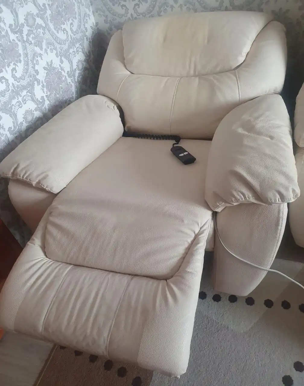 Продам кожанный диван и кресло